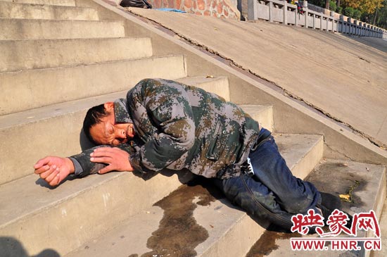 這名男子的衣服以及褲子全濕透了，水從衣褲里流出來(lái)，嘴里散發(fā)著濃烈的酒氣。