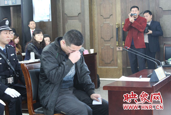 庭審現(xiàn)場，被告人常樹民哽咽著宣讀手中的悔恨書。