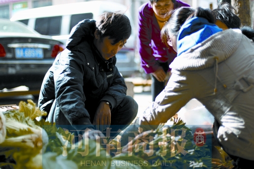 附近的市民得知了他的遭遇，紛紛前來買菜