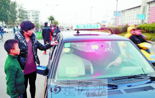 看見(jiàn)有帶小孩的乘客，王師傅都會(huì)遞上字條，提醒乘客。