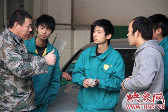 楊冠軍（左）在和兄弟們交流時(shí)，多數(shù)都是用手語(yǔ)