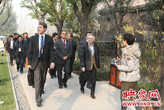河南鄭州2013服務外包大會的嘉賓們參觀了金水科教園區(qū)和河南外包產(chǎn)業(yè)園并留下了深刻的印象。