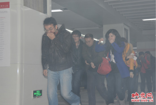 演習中，地鐵乘客從地鐵車廂中跑出。