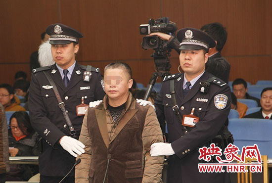 被告人被法警帶上法庭時(shí)，身上沒有戒具，也沒有剃光頭。（圖片來源于微博@豫法陽光）