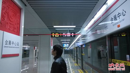 會(huì)展中心站，兩塊牌子的站點(diǎn)名稱英文翻譯也不相同