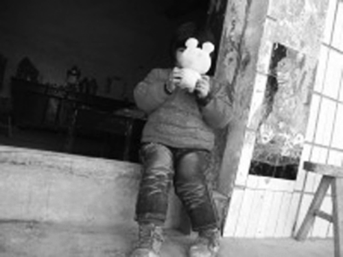 對自己的怪病，依依懵然無知。