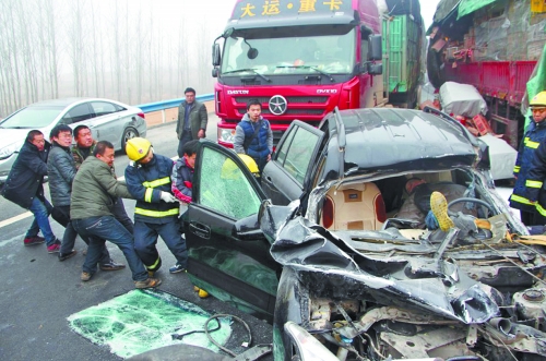 現(xiàn)場(chǎng)慘不忍睹，眾人合力施救。