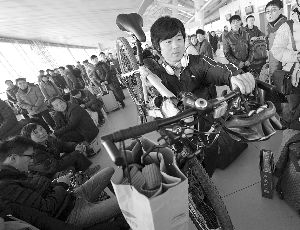 由于媽媽生病，盧文成只得中途放棄騎行改乘火車趕回老家。