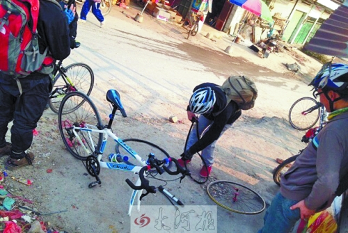 運(yùn)氣不好，十分鐘被扎了兩次胎，只能自己修車。