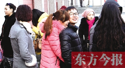 在鄭州市二七區(qū)婚姻登記處，新人們?cè)陂T外排長(zhǎng)隊(duì)