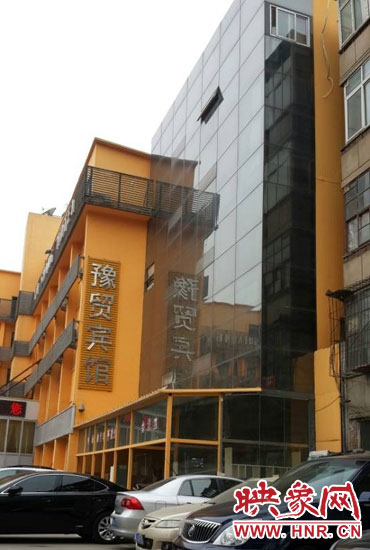 該酒店為加蓋樓層統(tǒng)一安裝上黑色玻璃，從前面看不出加蓋的痕跡