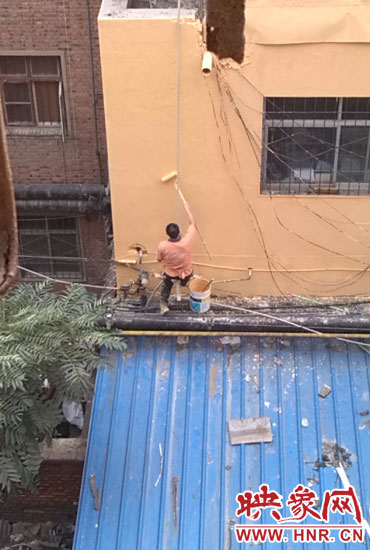 在13年11月多家媒體該酒店加蓋事件后，該酒店派人將樓層加蓋處統(tǒng)一刷上黃漆(附近小區(qū)居民提供)