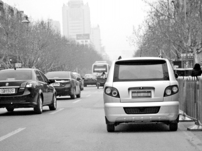 鄭州街頭無牌四輪電動(dòng)車“裸奔” 交通安全存隱患 鄭州街頭無牌四輪電動(dòng)車“裸奔” 交通安全存隱患