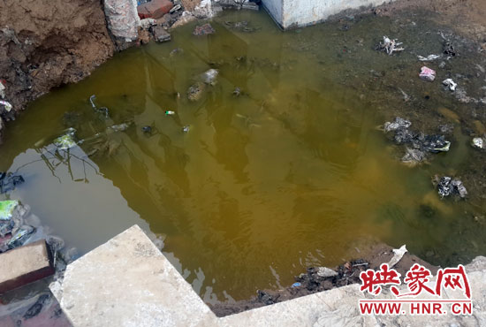 \路旁有一個水坑，污水不停在往外冒