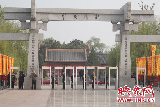 大典入口安檢嚴(yán)格。