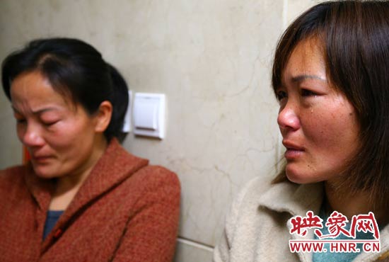 提及現(xiàn)狀，柴小快的女兒不住流淚。