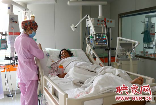 4月4日上午，仍舊躺在重癥監(jiān)護室里的柴小快正在接受治療。