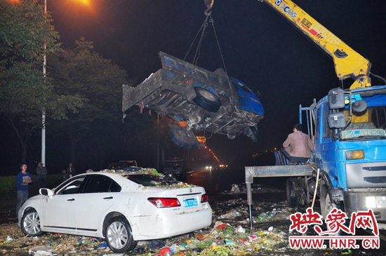 1點(diǎn)40許，兩輛車先后被吊起并拖離現(xiàn)場(chǎng)，停車場(chǎng)的幾位員工將路面清掃干凈，隨后該路段恢復(fù)通行。