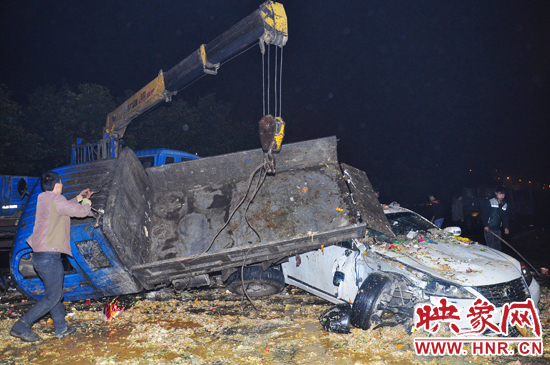 滿滿的一車泔水和垃圾傾瀉而下，鋪撒在路面和凌志車上，數(shù)十米遠(yuǎn)都能聞到泔水的惡臭。