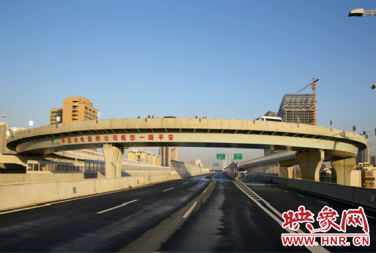 右側(cè)車道為北三環(huán)快速路文化路出口輔道。