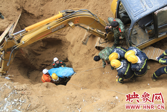 14點(diǎn)10分，經(jīng)過(guò)4個(gè)多小時(shí)的救援，消防官兵發(fā)現(xiàn)被埋男子，現(xiàn)在正從6米多深的塔吊塌方處抬出。