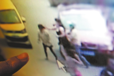 寶馬女因停車(chē)費(fèi)糾紛毆打6旬老人 事后發(fā)毒誓稱沒(méi)打人