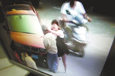 寶馬女因停車(chē)費(fèi)糾紛毆打6旬老人 事后發(fā)毒誓稱沒(méi)打人