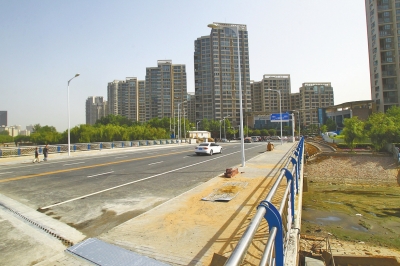 東風(fēng)渠上又一座人車兩用橋正式通車。