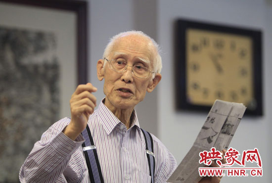 余光中現(xiàn)場朗誦新詩《招魂》。