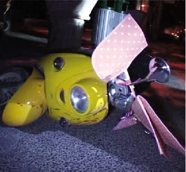 受害女子的電動車倒在路旁 受害女子的電動車倒在路旁