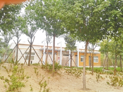 南三環(huán)上的一處公廁掩映在綠樹間，也鎖著門