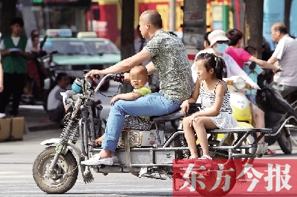 這樣帶著孩子，一個(gè)剎車，孩子就有可能摔下車