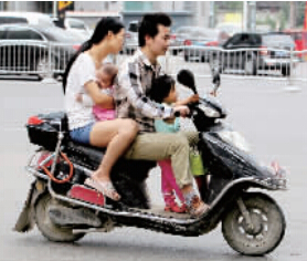 帶著孩子騎電動(dòng)車，安全一定要放在第一位。