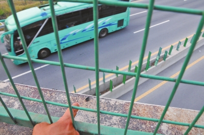 事發(fā)現(xiàn)場的橋梁護欄上,還留有疑似肇事瀝青塊的碎片。