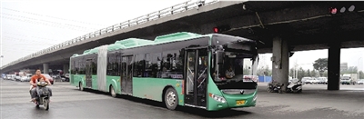 昨日上午，一輛B3快速公交測(cè)試車行駛在西三環(huán)的線路上。