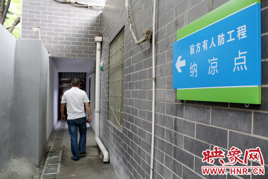 在每一處納涼點(diǎn)均有醒目標(biāo)志，市民可就近前往。