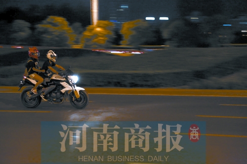 深夜，鄭東新區(qū)，不少人騎著摩托車呼嘯而過
