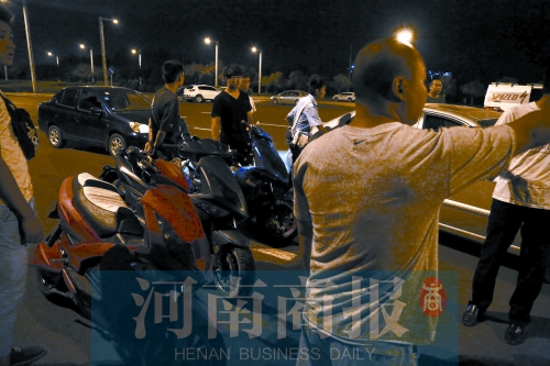 一小時(shí)內(nèi)，民警就扣了12輛摩托車、電動(dòng)車