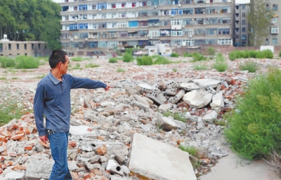 寧寧的父親說：女兒就是在這兒被打的。