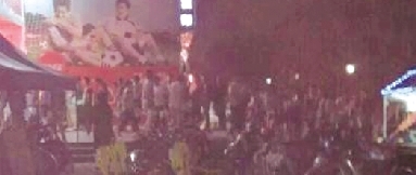 澡堂外排隊(duì)洗澡的學(xué)生隊(duì)伍目測有近百米 澡堂外排隊(duì)洗澡的學(xué)生隊(duì)伍目測有近百米