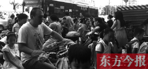 9月4日下午，文化路一小附近，大批陪讀家長接孩子。