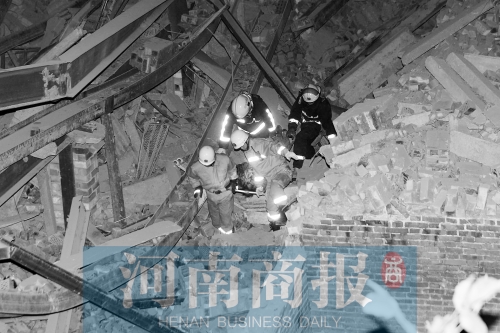 昨晚8點(diǎn)30分，消防員從廢墟中救出一名被埋者