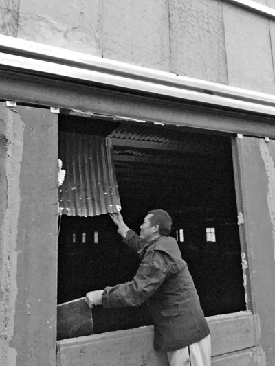 記者一線揭秘“瘋長(zhǎng)的城中村小樓”:鐵條骨架塑料皮 記者一線揭秘“瘋長(zhǎng)的城中村小樓”:鐵條骨架塑料皮