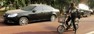 緊臨西三環(huán)一小區(qū)門口停的轎車，8輛車車胎被扎