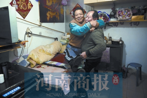 2015年1月15日，老鄰居抱起180斤重的高新海去坐三輪車，準(zhǔn)備出去轉(zhuǎn)轉(zhuǎn)