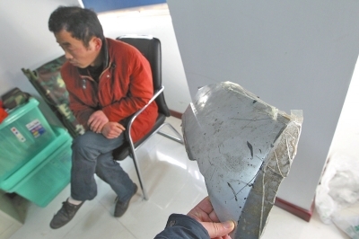 李某撞人后駕車(chē)逃逸僅留下一塊保險(xiǎn)杠碎片 李某撞人后駕車(chē)逃逸僅留下一塊保險(xiǎn)杠碎片