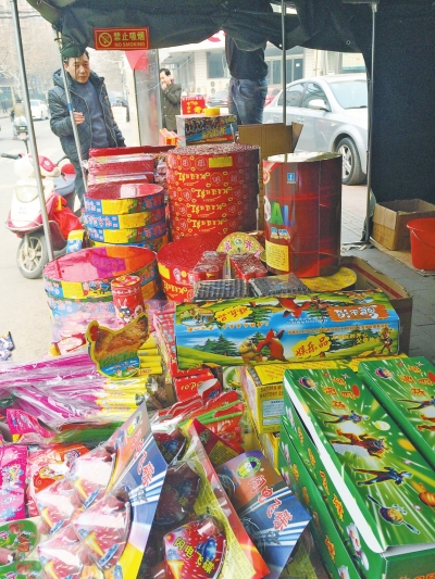 　鞭炮攤兒主售賣的煙花爆竹種類齊全。
