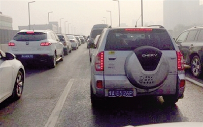 早高峰隴海高架橋從秦嶺路開始，一直向東都已經(jīng)堵成停車場了。 直播369 圖