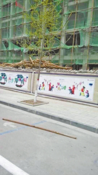 事發(fā)現(xiàn)場，奪命的鋼管還在地上。