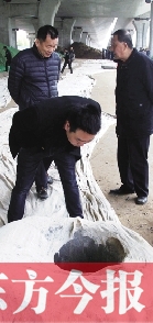 出事后，窨井僅被蓋上了一層布